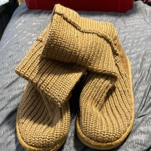 Girls cable knit Uggs size 3